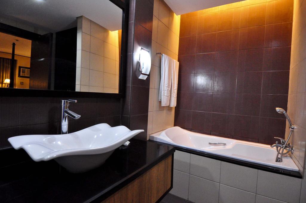 Bacolod Business Inn Esterno foto